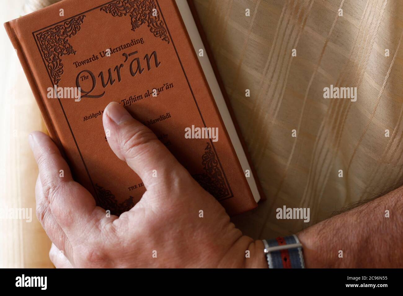 Muslimische Lektüre und englische Version des Quran. Frankreich. Stockfoto