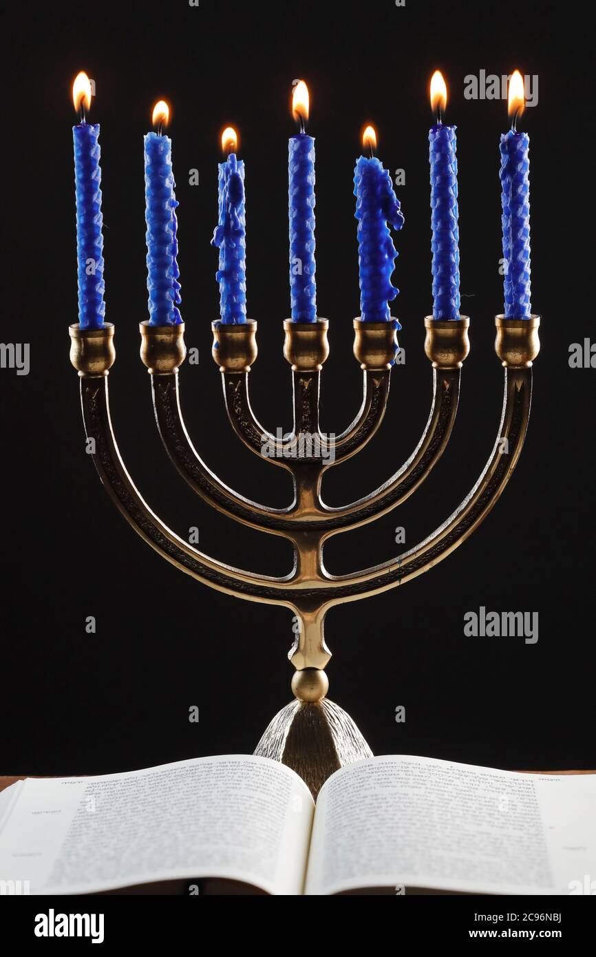 Offene Tora und die Menora oder sieben-Lampen hebräischen Lampenständer, Symbol des Judentums seit der Antike. Frankreich. Stockfoto