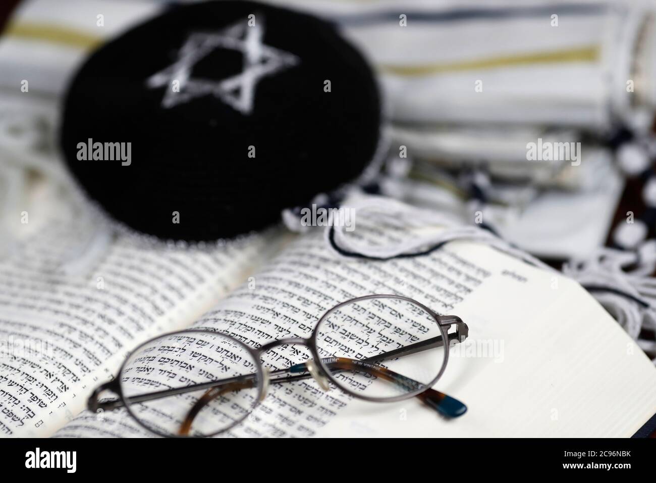 Torah, Kippah, Tallit und Brille öffnen. Frankreich. Stockfoto