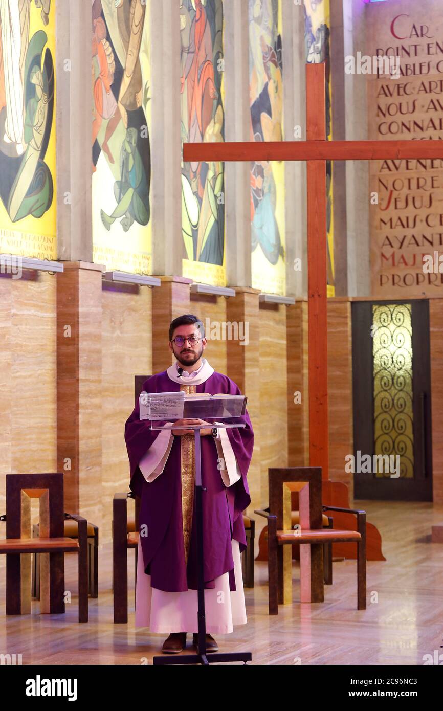 Messe von einem dominikaner Priester in St. Jacques Kirche, Montrouge, Frankreich gefeiert. Stockfoto