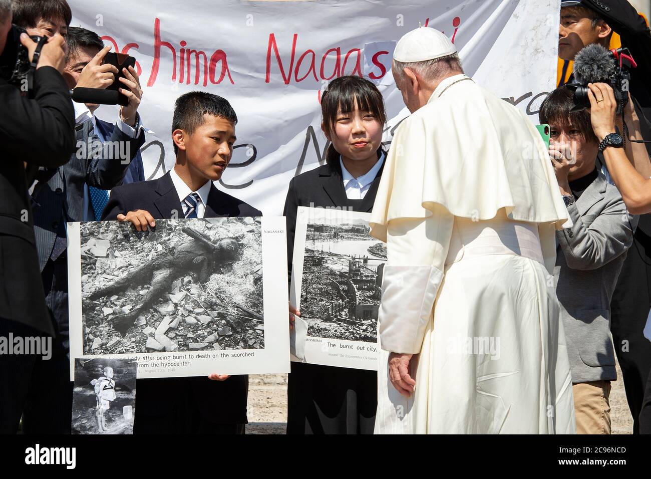 Papst Franziskus trifft sich mit japanischen Jugendlichen Uchiyama Koshiro, aus Nagasaki, und Matsuda Koharu, aus Hiroshima, beide 16, wobei historische Fotos von c Stockfoto