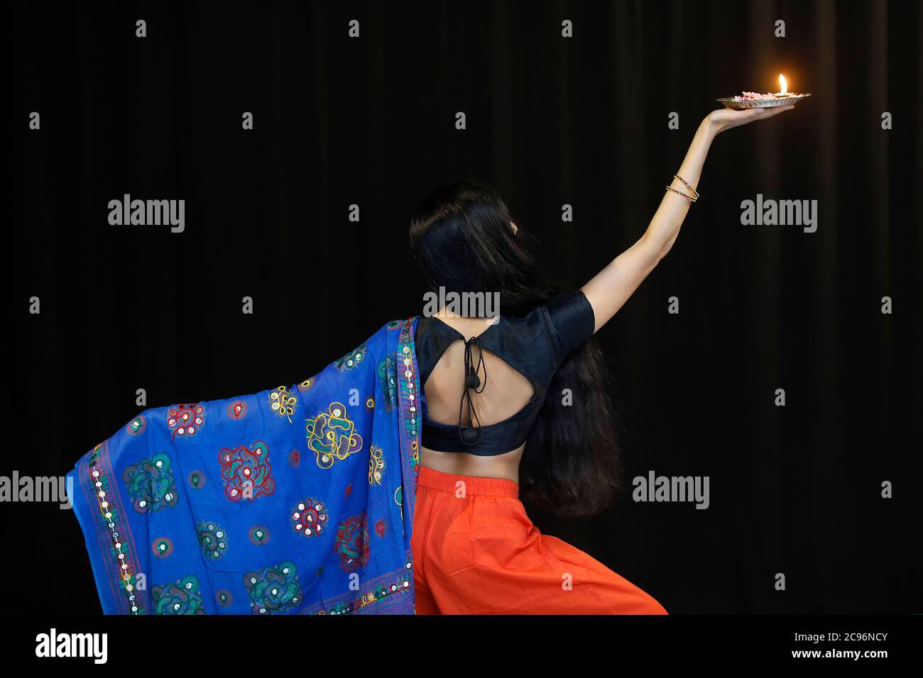 Indische Tänzerin mit Diwali Tablett Paris, Frankreich. Stockfoto