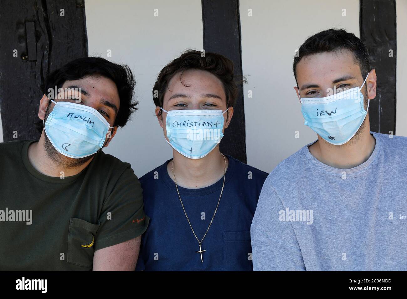Junger muslimischer, christlicher und jüdischer Mann mit Schutzmasken in Frankreich. Stockfoto Junger muslimischer, christlicher und jüdischer Mann mit Schutzmasken in Frankreich. Stockfoto