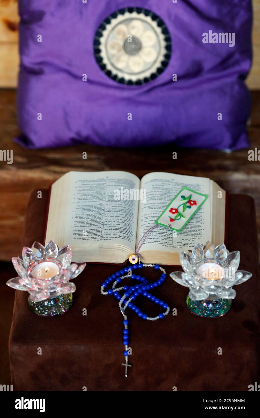 Coronavirus-Epidemie (COVID-19). Altar zu Hause mit bibel zum Beten. Frankreich. Stockfoto