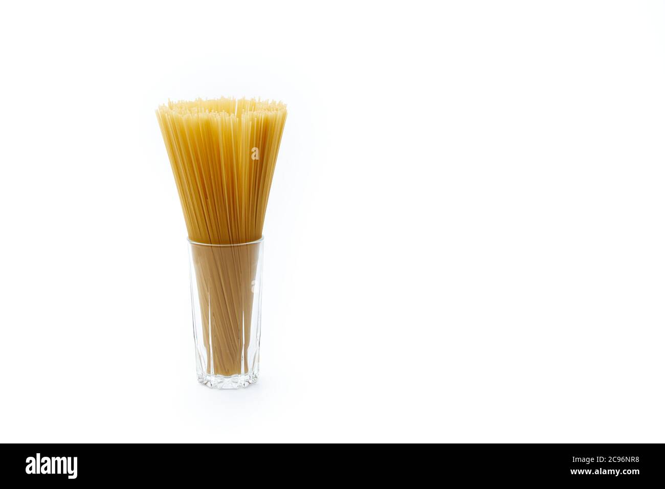 Rohe italienische Pasta in einem Glas isoliert auf weißem Hintergrund Stockfoto