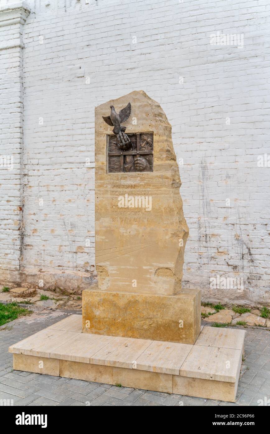 Swjaschsk/Russia-05.07.2020:Tne-Denkmal für Opfer politischer Repression in Swjaschsk. Übersetzung: An Opfer politischer Repression Stockfoto