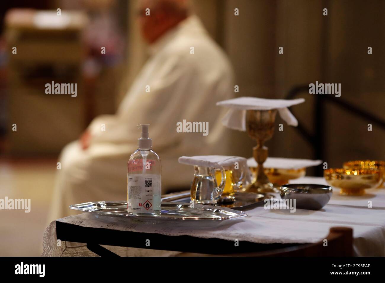 Basilika unserer Lieben Frau von Genf. Der Tisch der Eucharistie mit den liturgischen Gegenständen. Genf. Schweiz. Stockfoto