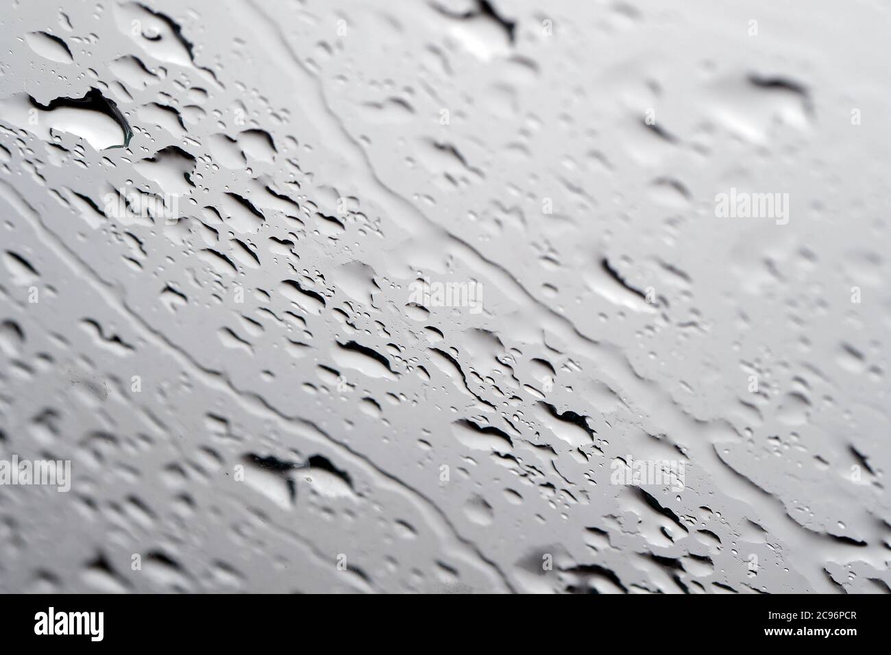 Regentropfen auf einem Fenster. Frankreich. Stockfoto
