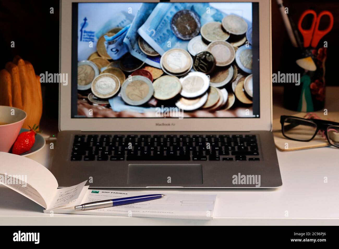 Kirchliche Finanzierung auf einem Laptop. Rufen Sie für Spende. Frankreich. Stockfoto