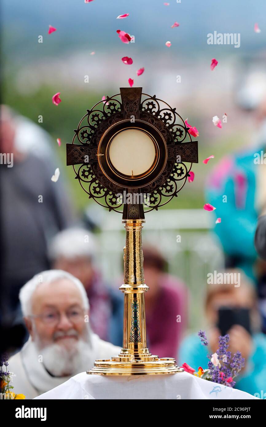 Fronleichnam oder Fest des Allerheiligsten Sakraments. Eucharistische Anbetung. La Roche sur Foron. Frankreich. Stockfoto