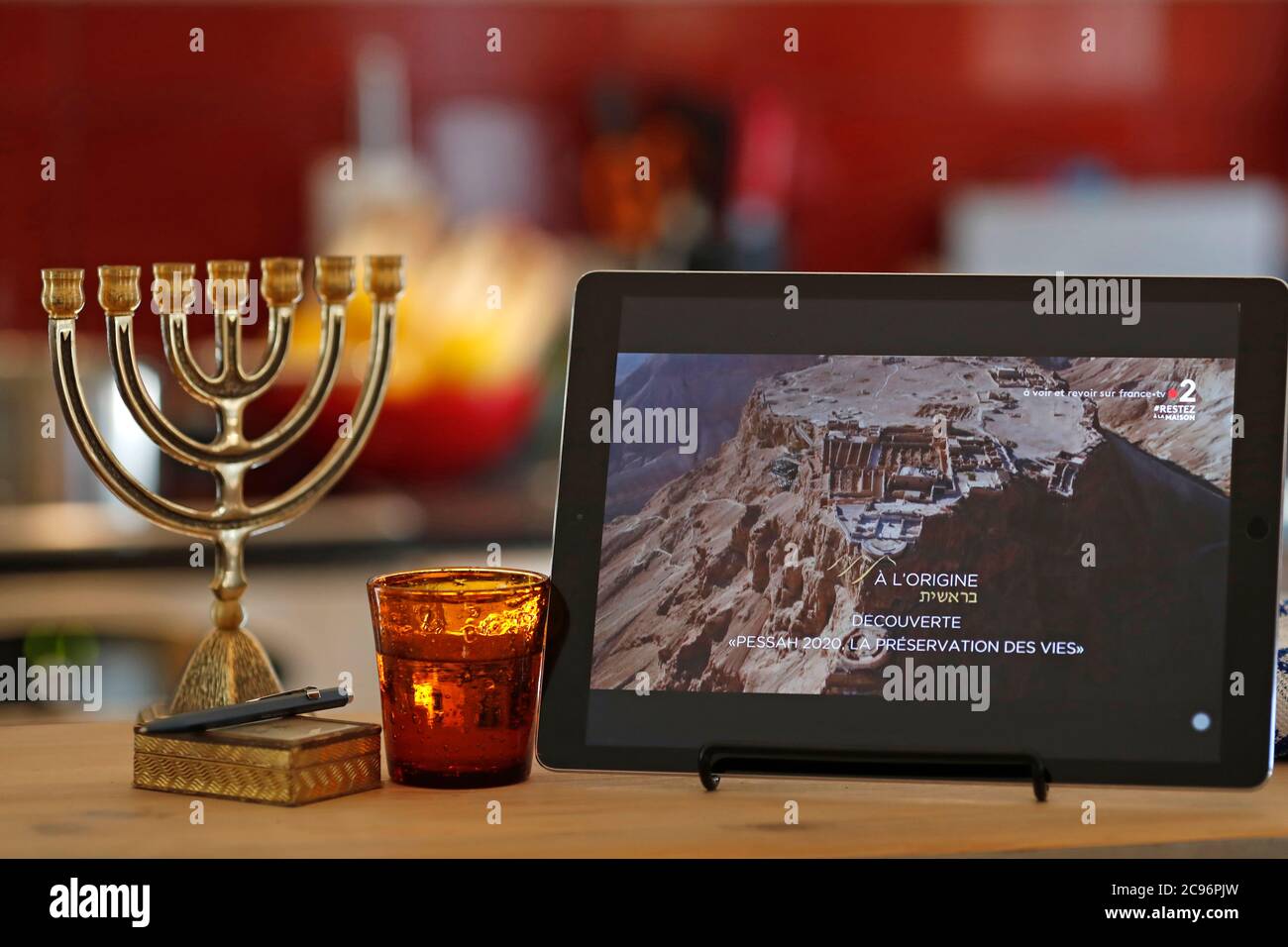 Coronavirus-Epidemie (COVID-19). J Jüdische Sendung auf iPad. Pessah. Frankreich. Stockfoto