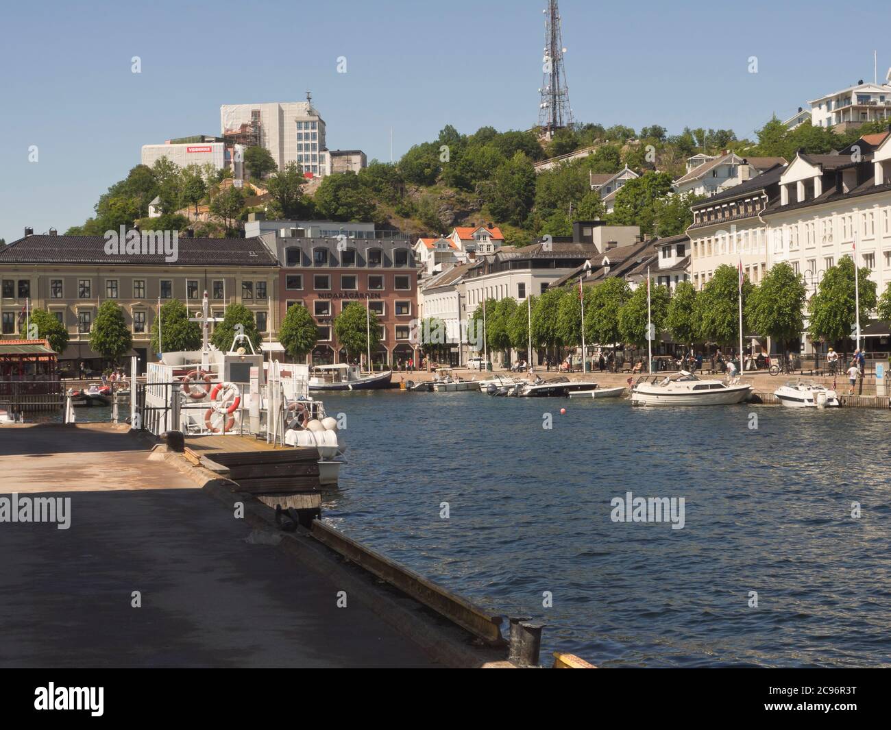 Der Hafen Pollen in Arendal Norwegen an einem sonnigen Sommertag, beliebt für Seefahrer Besucher mit Vergnügungsbooten und lokalen Fähren Stockfoto