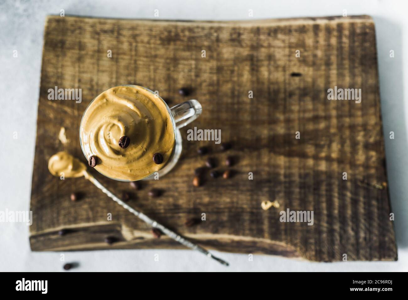 Dalgona Trend Coffee Korean Latte Drink mit Instant-Kaffee-Schaum. Kalte Mode trendy Getränk Stockfoto
