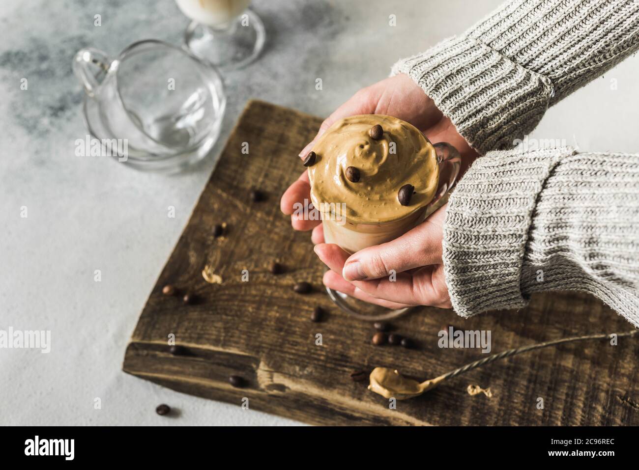 Dalgona Trend Coffee Korean Latte Drink mit Instant-Kaffee-Schaum. Kalte Mode trendy Getränk Stockfoto