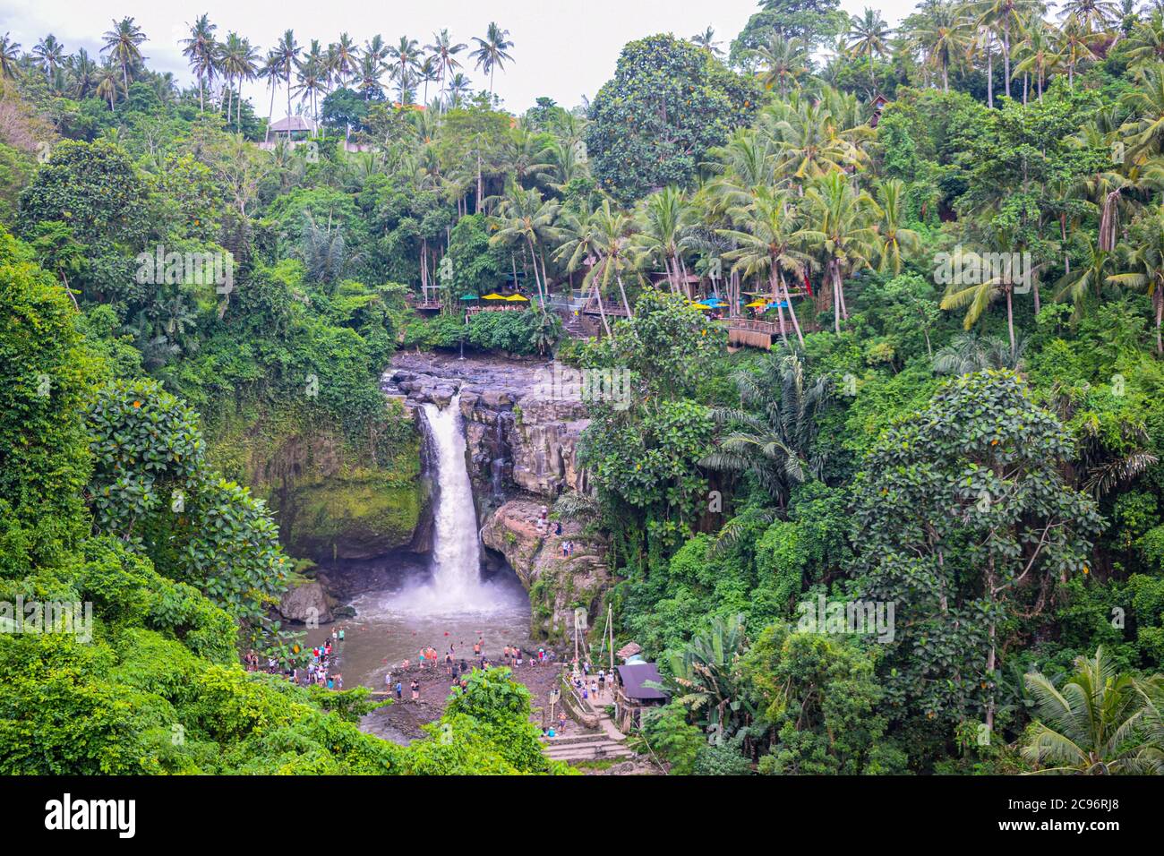 Der Tegenungan Wasserfall ist ein wunderschöner Wasserfall im Hochplateaugebiet und er ist einer der interessanten Orte von Bali, der Tegenungan Wasserfall in Bali, Inda Stockfoto