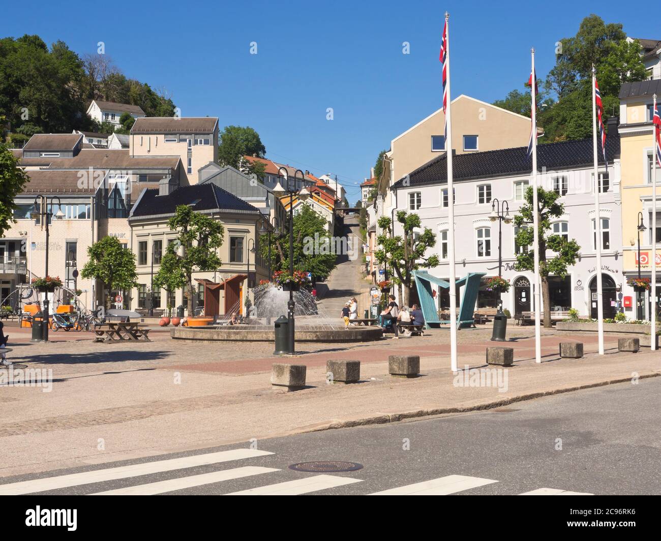 Marktplatz Torget in der Stadt Arendal an der Südküste Norwegens, ein sonniger Sommermorgen Stockfoto