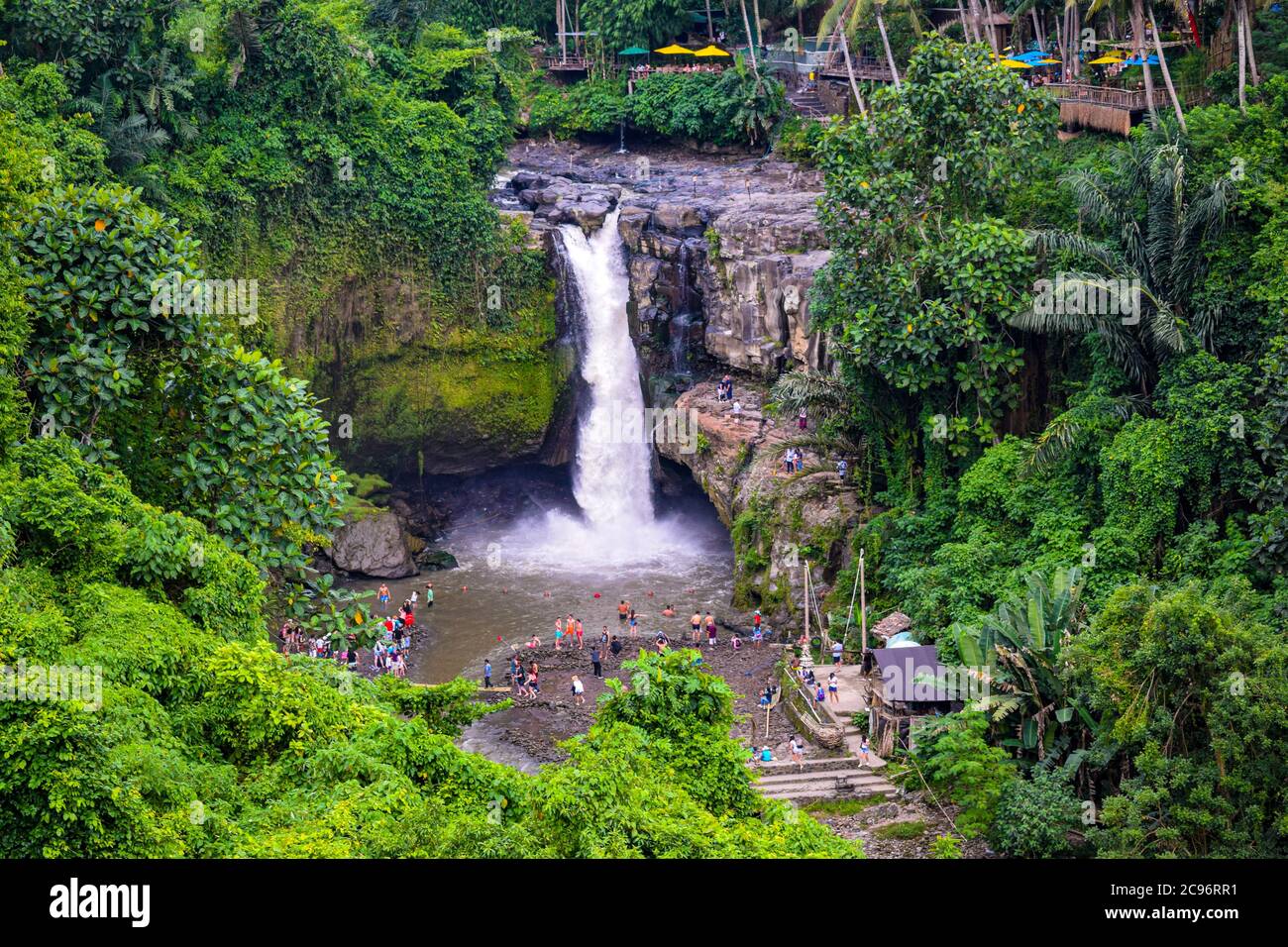 Der Tegenungan Wasserfall ist ein wunderschöner Wasserfall im Hochplateaugebiet und er ist einer der interessanten Orte von Bali, der Tegenungan Wasserfall in Bali, Inda Stockfoto