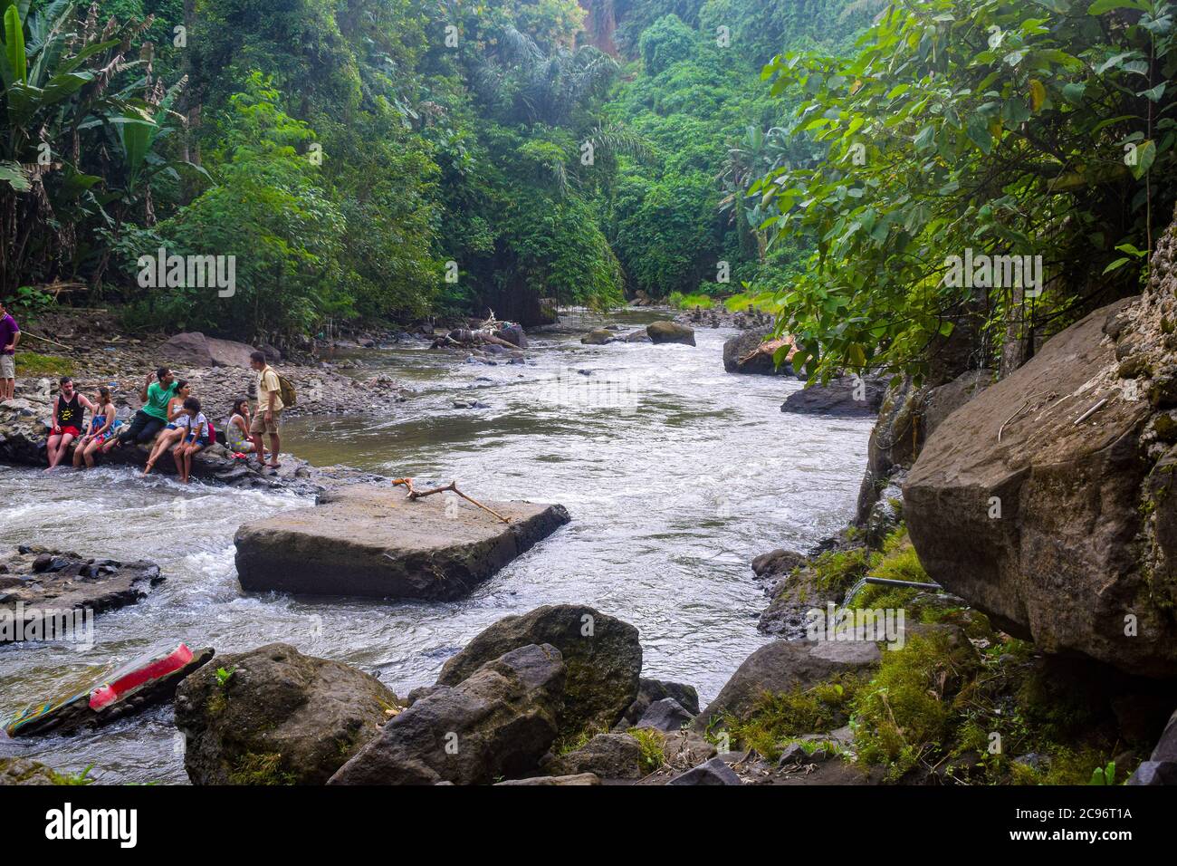 Der Tegenungan Wasserfall ist ein wunderschöner Wasserfall im Hochplateaugebiet und er ist einer der interessanten Orte von Bali, der Tegenungan Wasserfall in Bali, Inda Stockfoto