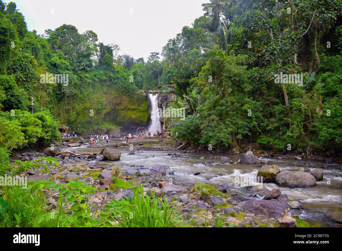 Der Tegenungan Wasserfall ist ein wunderschöner Wasserfall im Hochplateaugebiet und er ist einer der interessanten Orte von Bali, der Tegenungan Wasserfall in Bali, Inda Stockfoto
