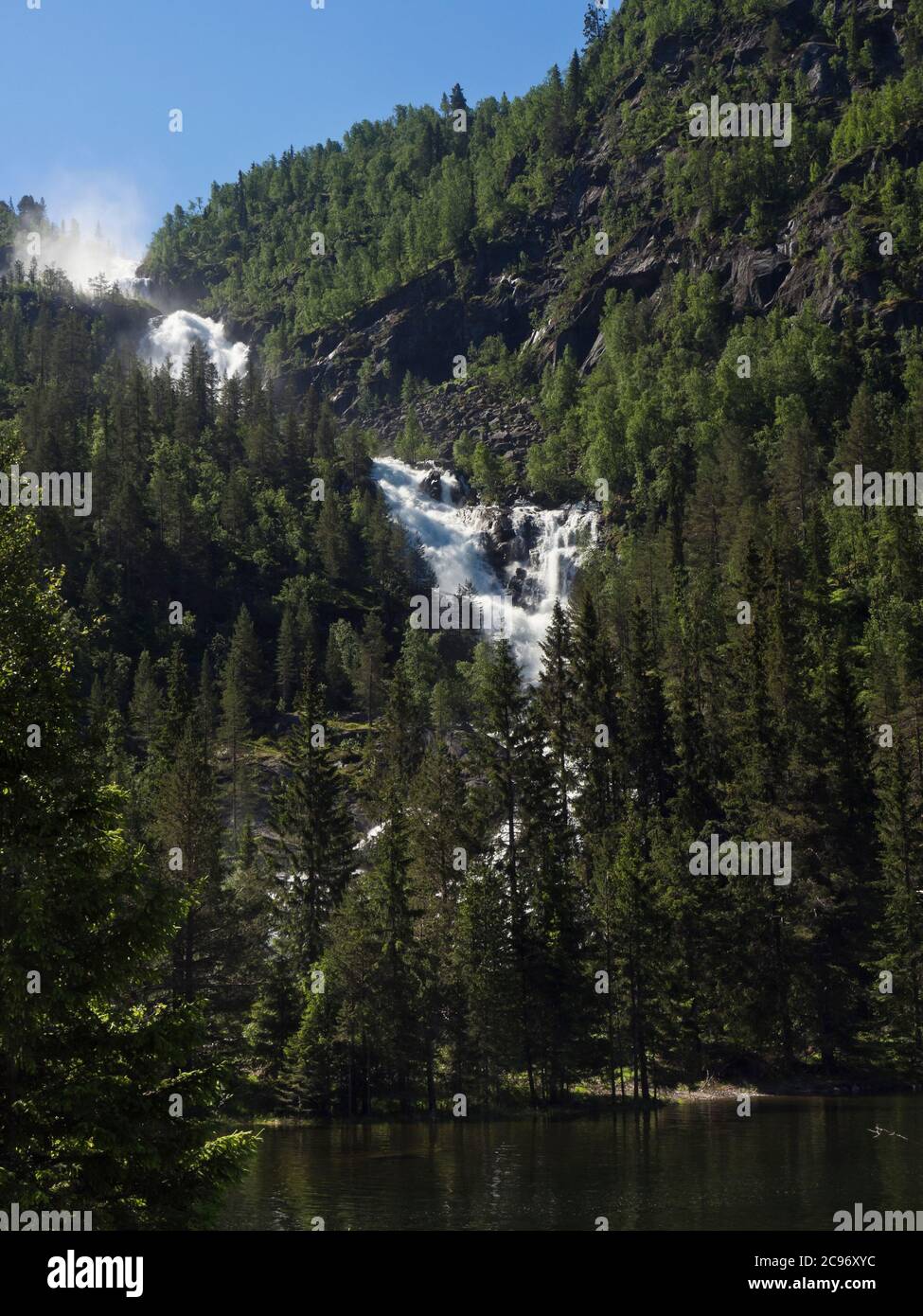 Wasserfall schäumend und Kaskadierung hinunter einen Berghang in den Bergen Von Telemark in Südnorwegen Stockfoto