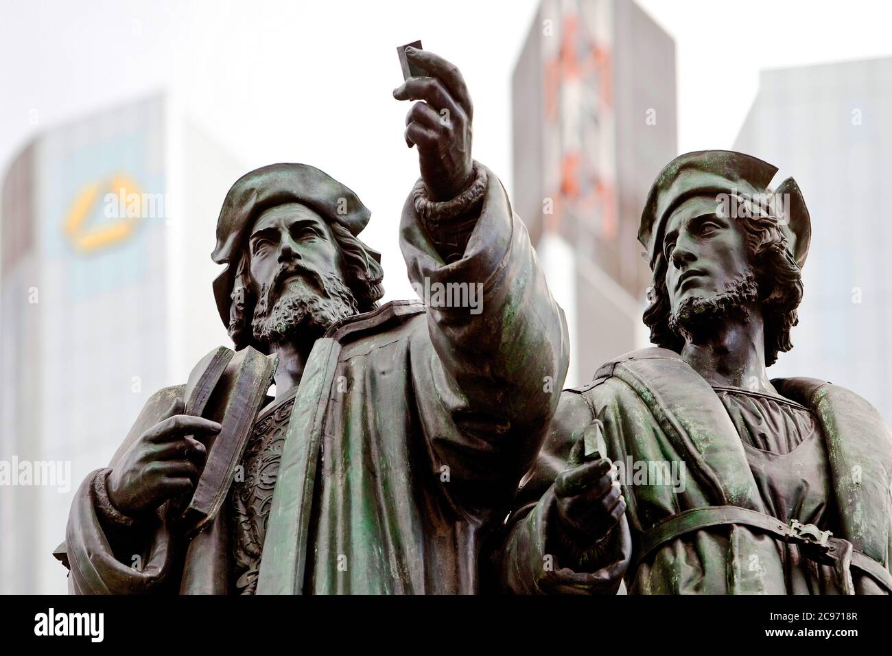 Gutenberg-Denkmal auf dem Frankfurter Rossmarkt, Commerzbank dahinter, Deutschland, Hessen, Frankfurt am Main Stockfoto