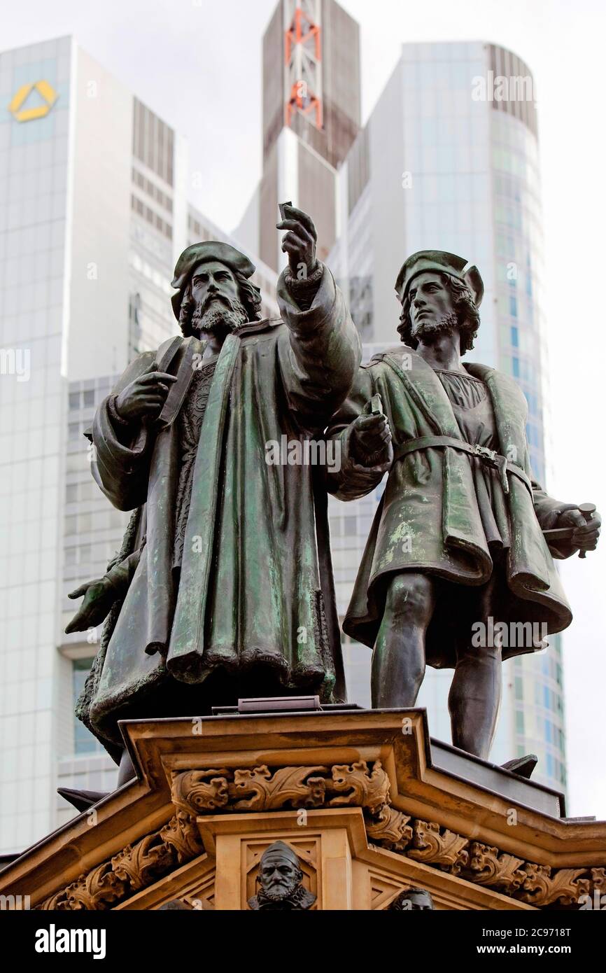 Gutenberg-Denkmal auf dem Frankfurter Rossmarkt, Commerzbank dahinter, Deutschland, Hessen, Frankfurt am Main Stockfoto