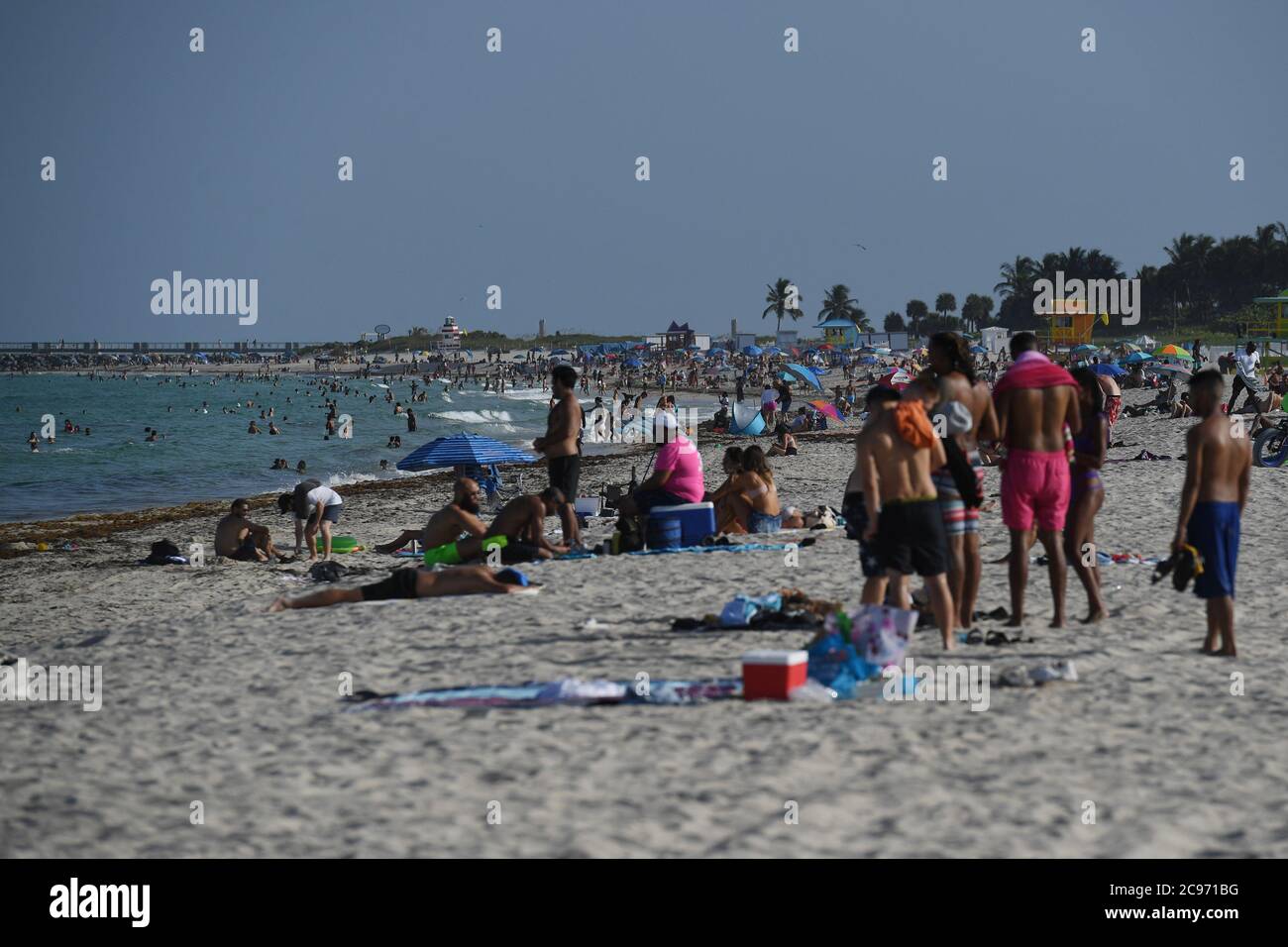 MIAMI BEACH, FL - JULI 28: Blick auf Miami Beach als Miami Dade County ist eine tägliche 8 Uhr bis 6 Uhr morgens Ausgangssperre, sowie Florida Berichterstattung mehr als 9,243 neue COVID-19 Fälle Dienstag und 191 Todesfälle am 28. Juli 2020 in Miami Beach, Florida. Quelle: Mpi04/mediaPunch Stockfoto