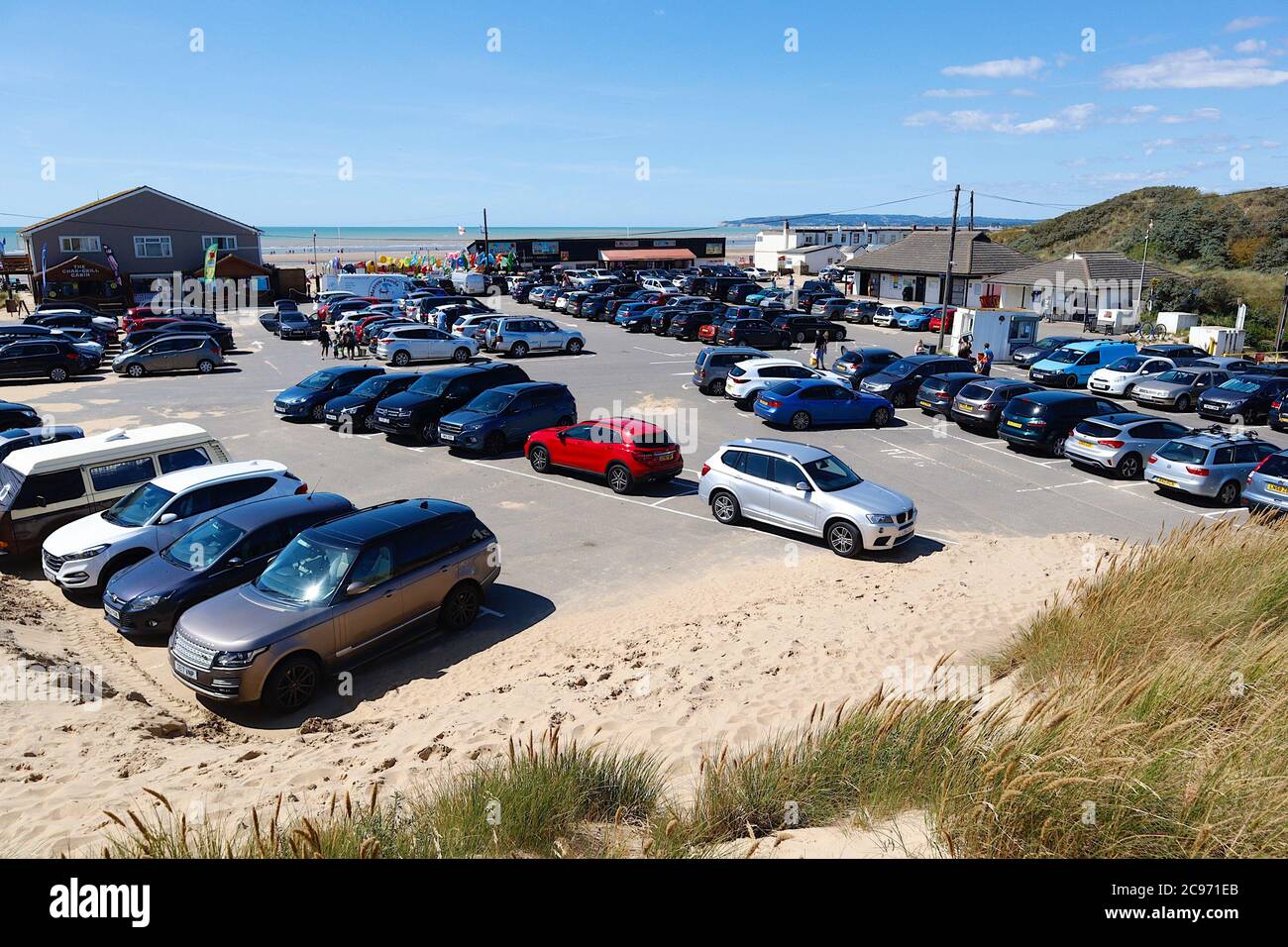 Camber, East Sussex, Großbritannien. Juli 2020, 29. UK Wetter: Sonniger, aber luftiger Morgen am Camber Sands Strand, während Besucher den kilometerlangen goldenen Sand genießen. Es wird erwartet, dass die Temperaturen in den kommenden Tagen höher sein werden. Foto: Paul Lawrenson-PAL Media/Alamy Live News Stockfoto