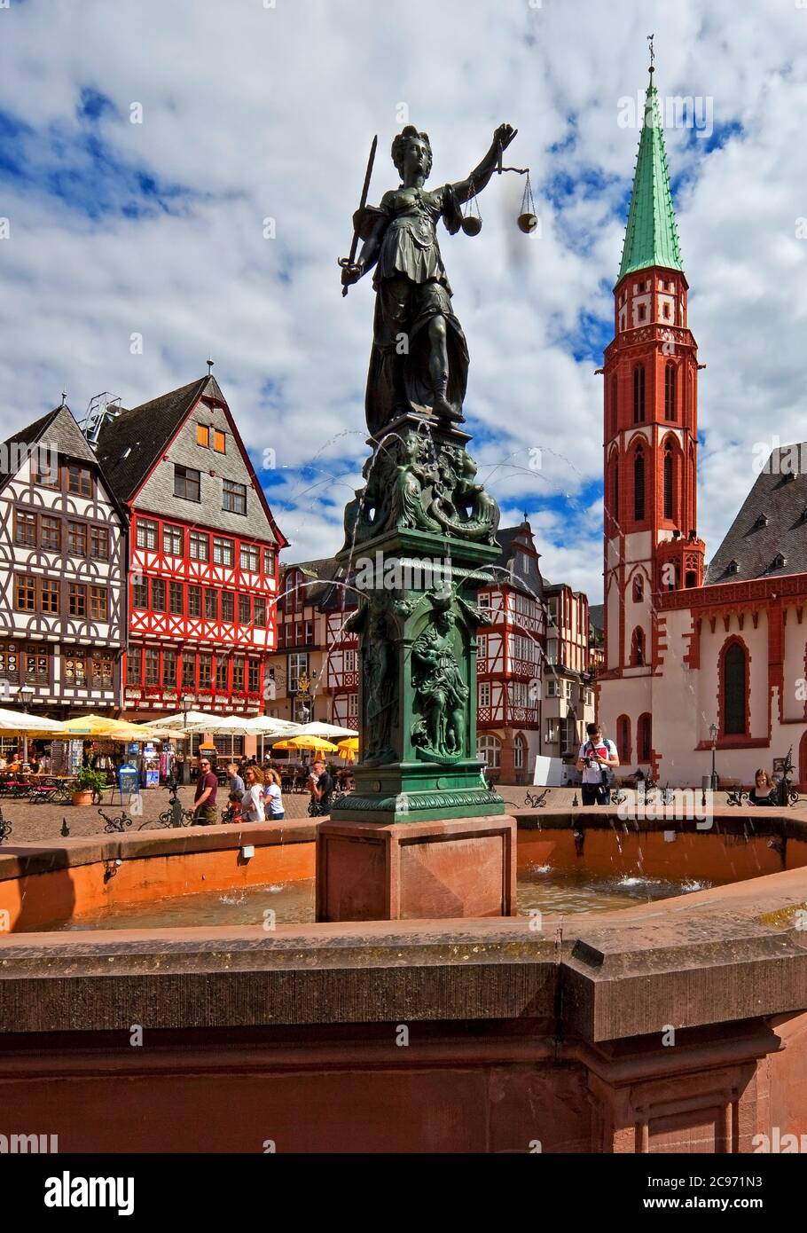 Justizbrunnen auf dem Römerberg in der Altstadt, Alte Nikolaikirche im Hintergrund, Deutschland, Hessen, Frankfurt am Main Stockfoto