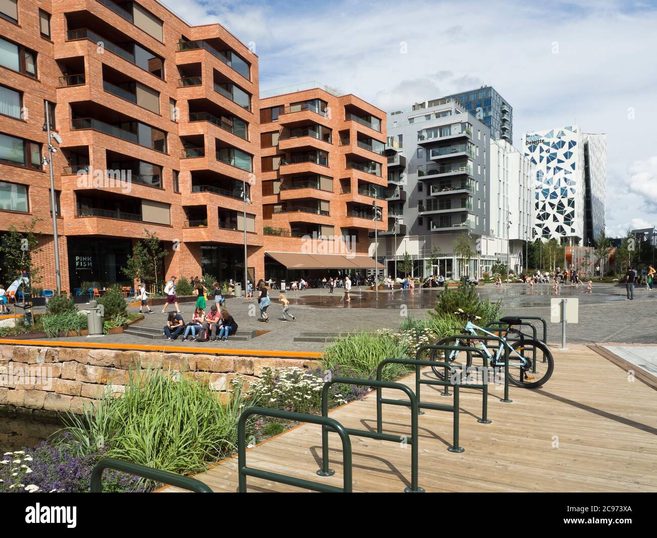 In Bjorvika Oslo Norwegen, direkt am Fjord, Business- und Apartmentblock, wird eine neue Gebäudeschicht hinzugefügt, die mit neuen öffentlichen Räumen kombiniert wird Stockfoto