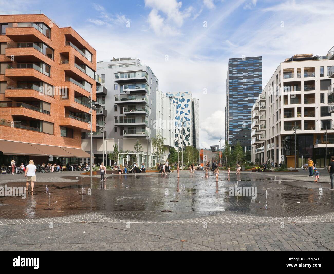 In Bjorvika Oslo Norwegen, direkt am Fjord, Business- und Apartmentblock, wird eine neue Gebäudeschicht hinzugefügt, die mit neuen öffentlichen Räumen kombiniert wird Stockfoto