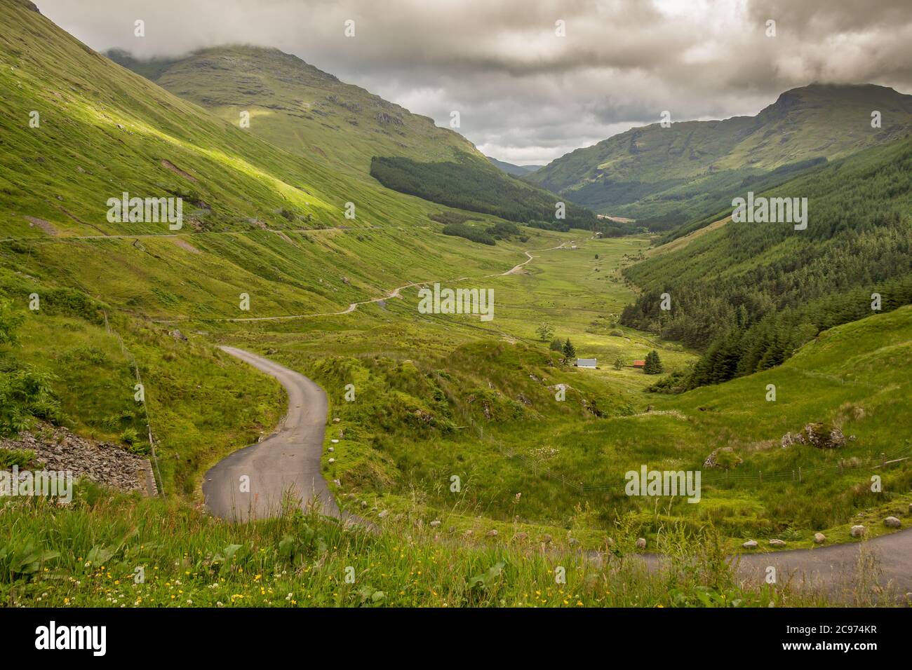 Ein Blick auf ein schottisches Hochland glen, Glen Croe, vom "Rest and be thankful view Point", in Argyll, Schottland Stockfoto