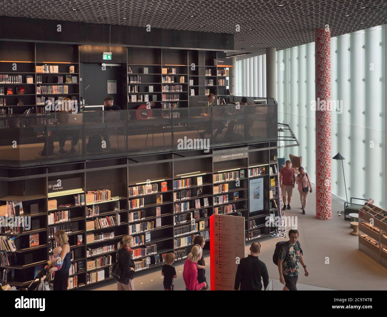 Oslo Norwegen erhielt 2020 ein neues öffentliches Bibliotheksgebäude. Deichman Bjørvika, geräumiges Interieur mit Büchern, Arbeitsplätzen und Besuchern Stockfoto