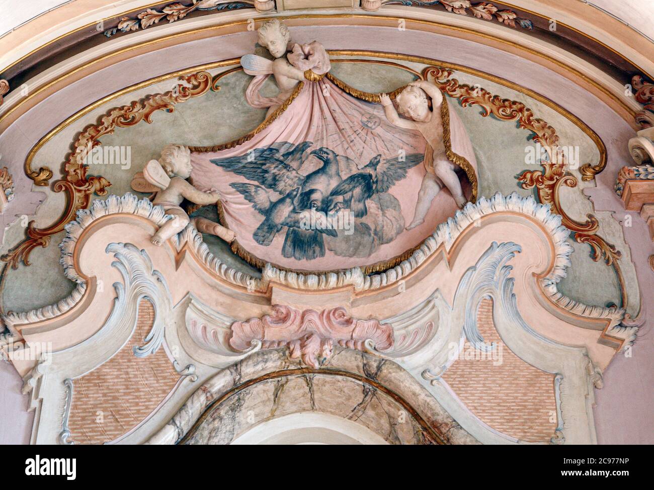 Italien Marche Jesi Palazzo Pianetti -Sitz der städtischen Kunstgalerie- Detail der Deckenfresken des Gebäudes Stockfoto