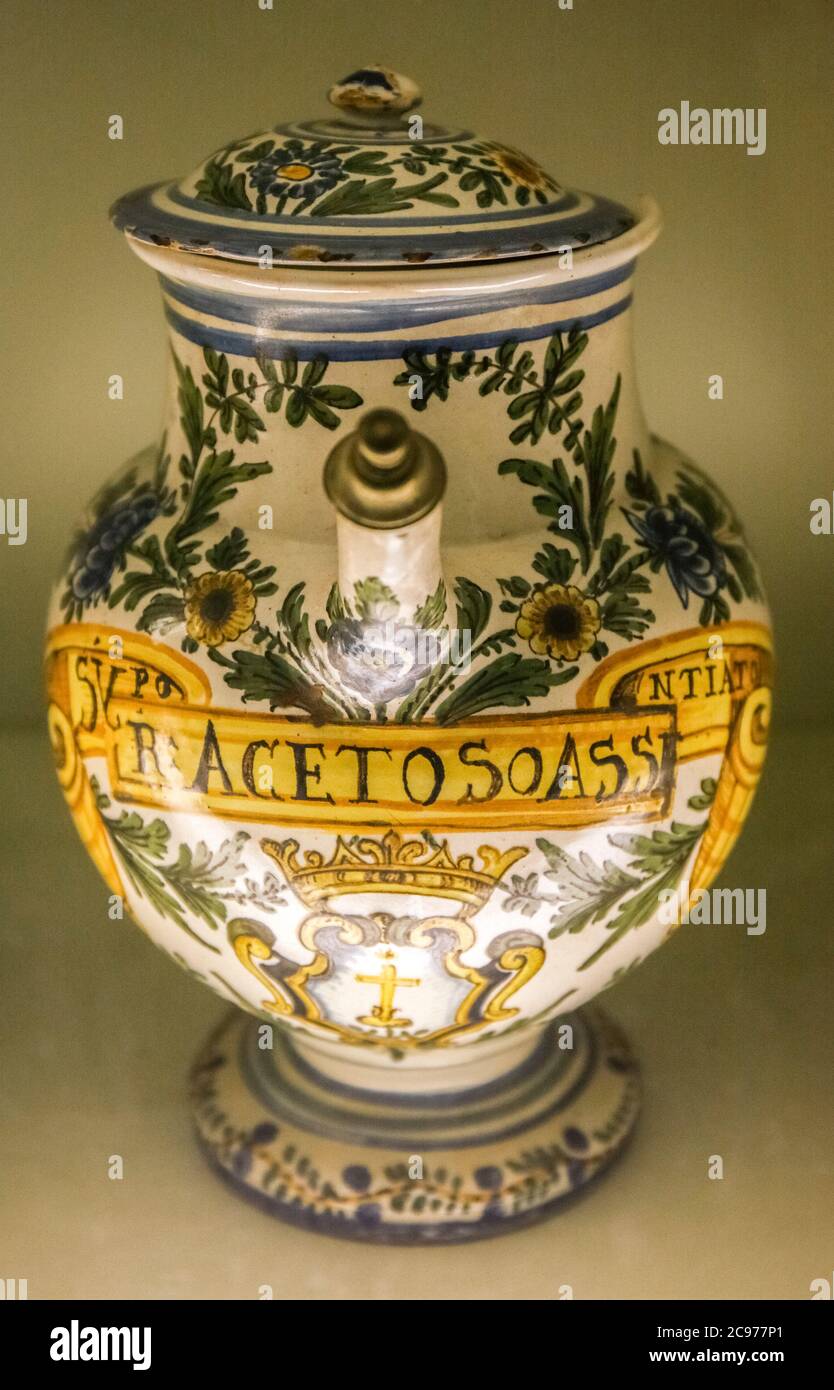 Italien Marche Jesi Palazzo Pianetti -Sitz der städtischen Kunstgalerie - Keramikbehälter der alten Apotheke Stockfoto