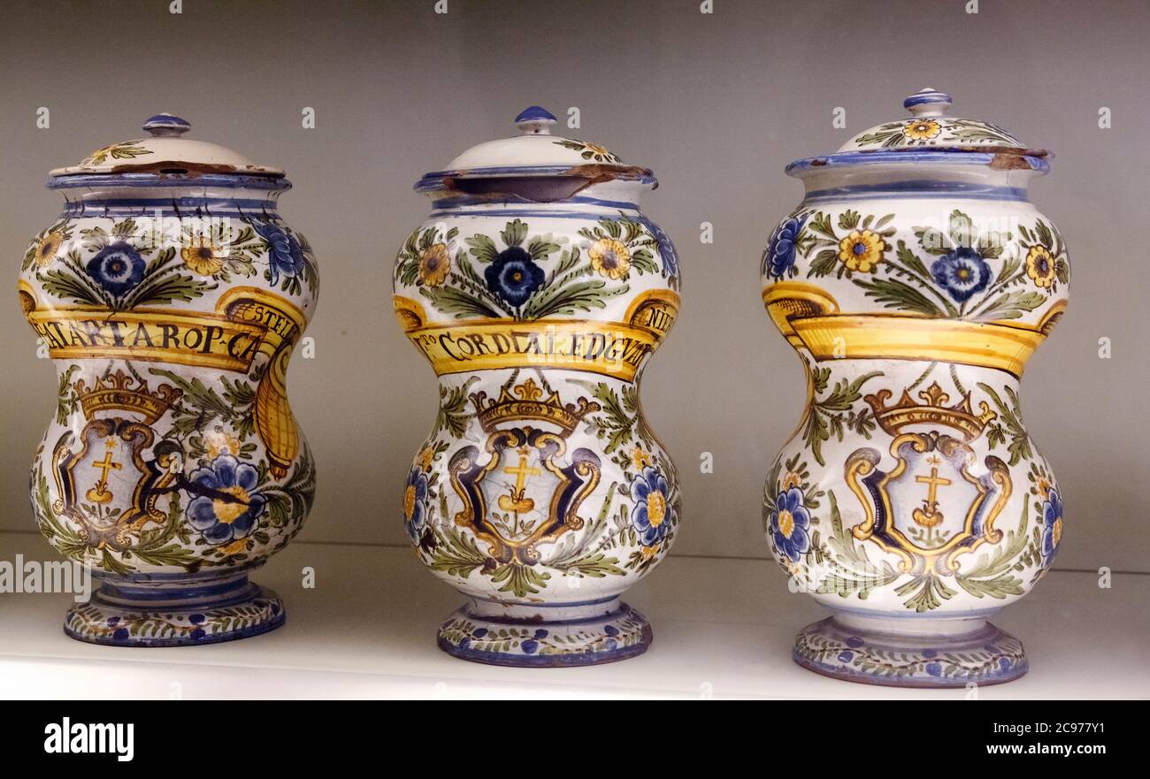 Italien Marche Jesi Palazzo Pianetti -Sitz der städtischen Kunstgalerie - Keramikbehälter der alten Apotheke Stockfoto