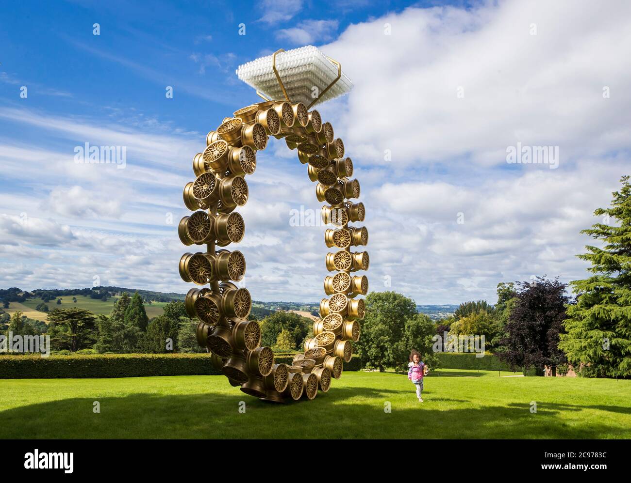 Besucher Nellie Brockway, 3, läuft an einer Arbeit mit dem Titel 'Solitaire' der Künstlerin Joana Vasconcelos vorbei, da der Yorkshire Sculpture Park in Wakefield, Yorkshire, heute wieder eröffnet wird, nachdem er seit Beginn der Coronavirus-Sperre geschlossen wurde. Stockfoto