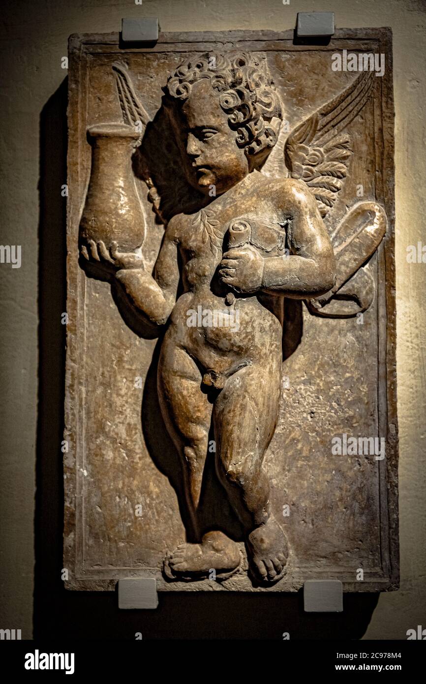 Italien Marche Jesi Palazzo Pianetti -Sitz der städtischen Kunstgalerie - Hochrelief in Marmor geflügelten Cherub Stockfoto
