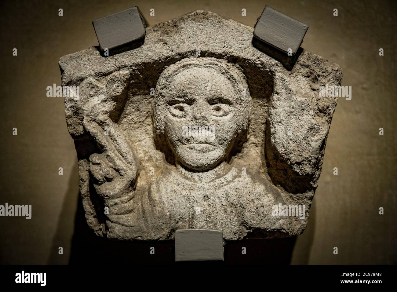 Italien Marche Jesi Palazzo Pianetti -Sitz der städtischen Kunstgalerie - virile Kopf - Marmor Hochrelief aus dem XIII Jahrhundert Stockfoto