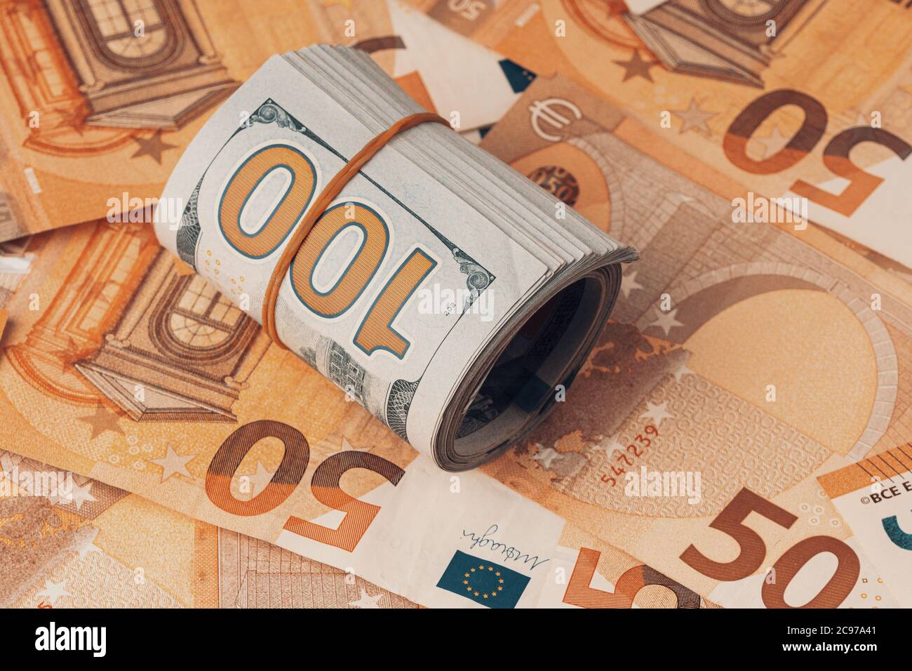 Eine Menge von fünfzig Euro und hundert Dollar Rechnungen Hintergrund Stockfoto