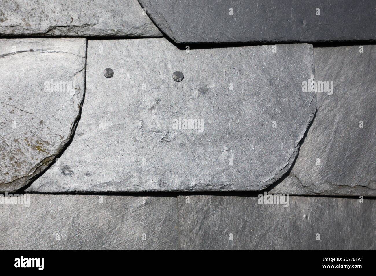 Zwei Nägel in einer Fassade Slade wie ein Gesicht Stockfoto