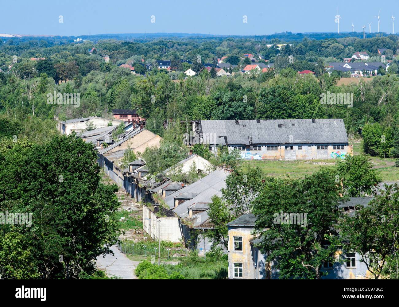 14. Juli 2020, Brandenburg, Potsdam: Ehemalige Gebäude für Technikräume, Garagen, Werkstätten und Stallungen auf dem ehemaligen Krampnitzer Kasernengelände. Auf dem rund 140 Hektar großen Areal soll unter der Leitung von ProPotsdam ein Wohnquartier für bis zu 10,000 Personen errichtet werden. ProPotsdam ist die größte Wohnungsgesellschaft der Landeshauptstadt und bietet mit elf Tochtergesellschaften Dienstleistungen in den Bereichen Stadterneuerung, Stadtentwicklung, Wohnungsbau und Wohnungswirtschaft an. Foto: Soeren Sache/dpa-Zentralbild/ZB Stockfoto