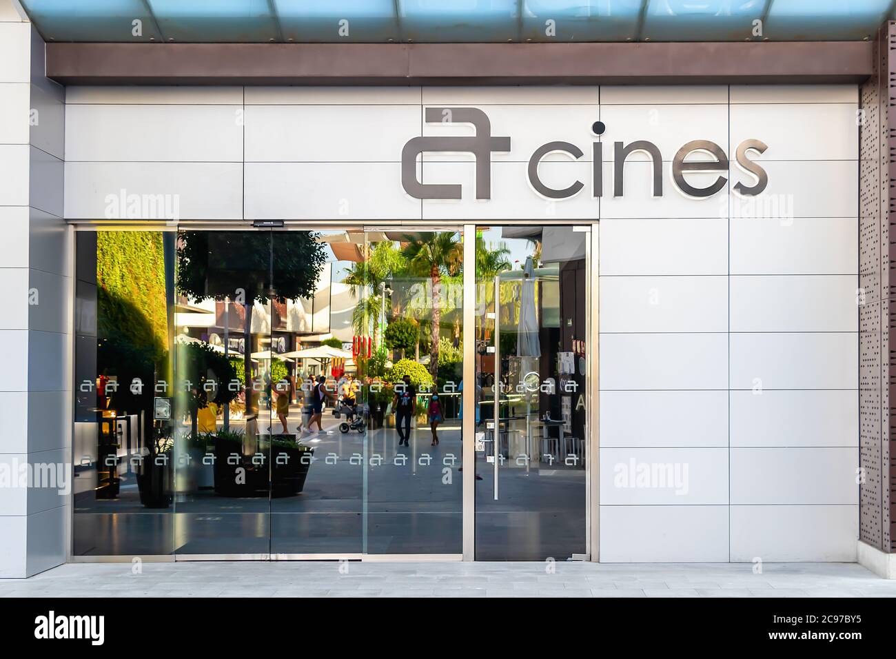 Huelva, Spanien - 27. Juli 2020: Artesiete Markenkino im Holea Einkaufszentrum. Stockfoto