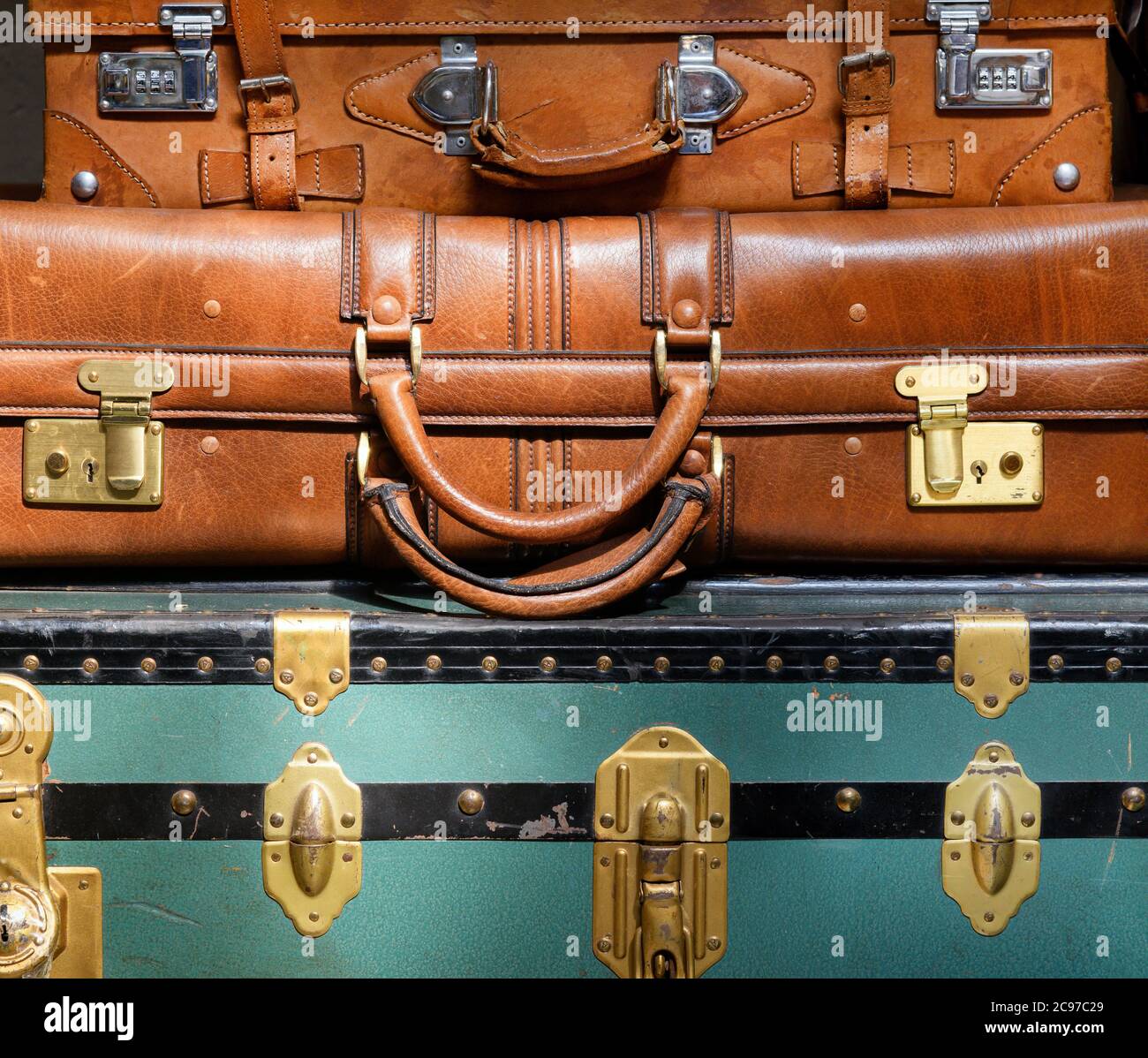 Stapel von alten Vintage-Gepäck Nahaufnahme mit einem bunten blauen Kofferraum und zwei Lederkoffer in einem Konzept der Reise Stockfoto