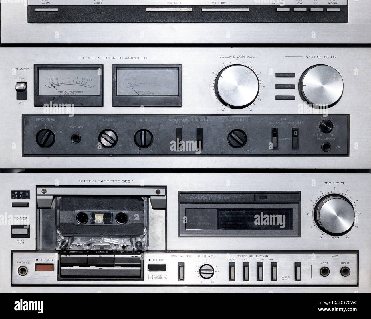 Nahaufnahme auf den Zifferblättern und Steuerelementen eines alten Stereo-Musik-Players, der das Kassettendeck für alte Audiokassetten zeigt Stockfoto
