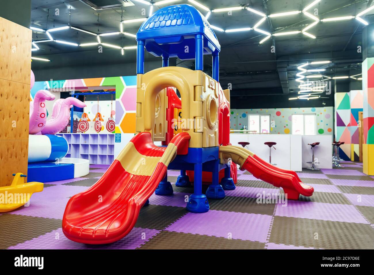 Odessa, UKRAINE - 28. Juli 2020: Fokus auf leere mehrfarbige Rutschen im Kinder-Entertainment-Center Stockfoto