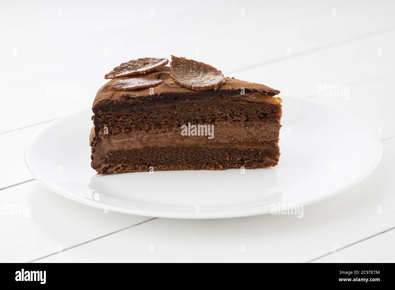 Stück Schokolade hausgemachten Kuchen mit Nüssen und Aprikosengelee in einem Teller Stockfoto