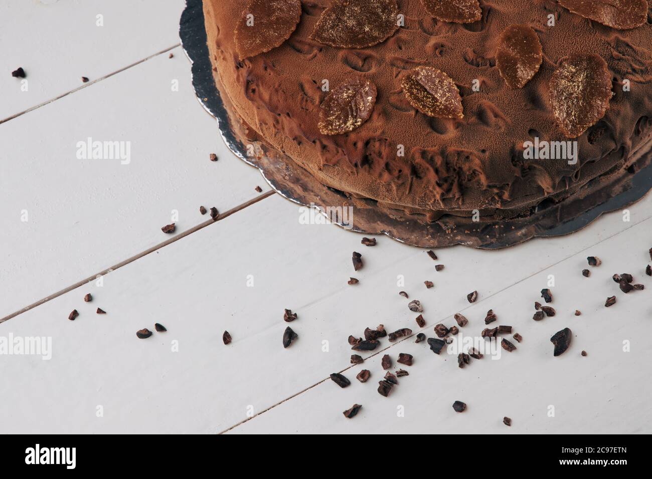 Hausgemachte Schokoladenkuchen mit Nüssen und Aprikosengelee auf Holzboden Stockfoto