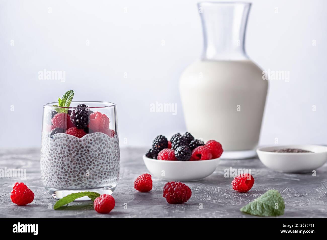 Vegan gesundes Essen. Chia Pudding mit Kokosmilch, frischen Himbeeren und Brombeeren Stockfoto