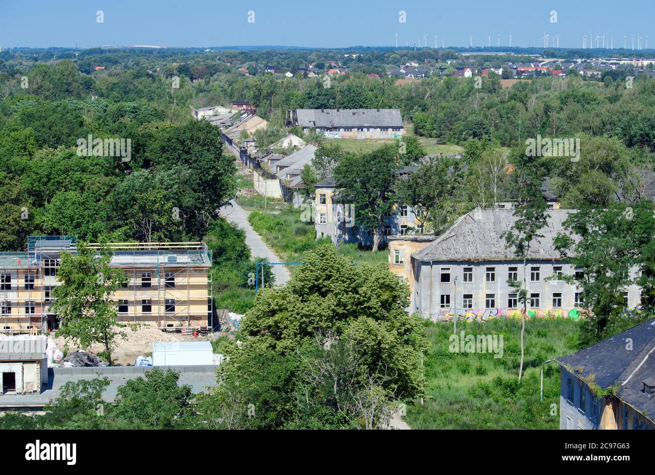 Potsdam, Deutschland. Juli 2020. Das ehemalige Kasernengebiet Krampnitz in der Nähe des Fahrlander Sees. Auf der linken Seite ist bei den ehemaligen russischen Besatzungsvierteln ein Gerüst aufgestellt. Unter der Leitung von ProPotsdam soll auf der rund 140 Hektar großen Fläche ein Wohnquartier für bis zu 10,000 Personen errichtet werden. ProPotsdam ist die größte Wohnungsgesellschaft der Landeshauptstadt und bietet mit elf Tochtergesellschaften Dienstleistungen in den Bereichen Stadterneuerung, Stadtentwicklung, Wohnungsbau und Wohnungswirtschaft an. Quelle: Soeren Stache/dpa-Zentralbild/ZB/dpa/Alamy Live News Stockfoto